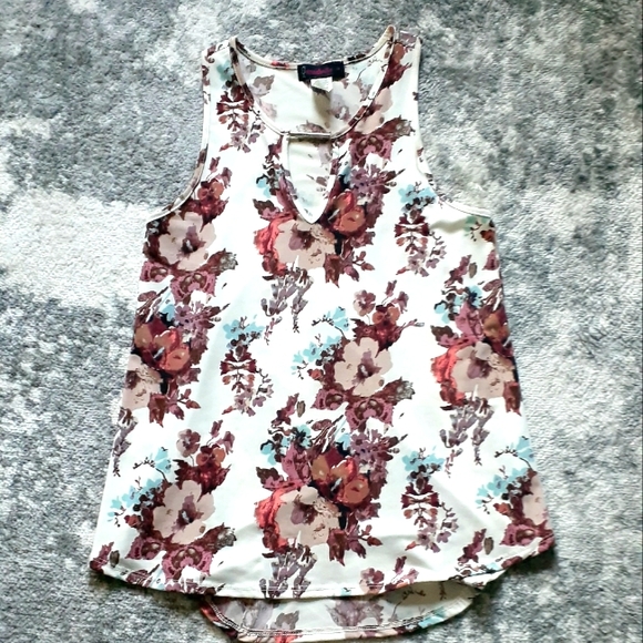 Tops - Womens sleeveless top
